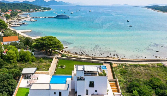 Villa Seabreeze Haven - seaside villa with a tennis court, 120 m2 pool, jacuzzi and tranquility