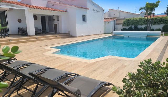 Villa SEAESTA on the beachfront, Les Deveses, Denia