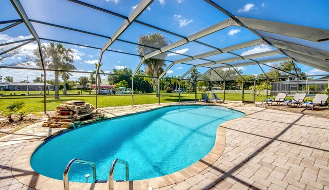 Villa Seafan - remodeld, new furniture, heated pool, kayaks, perfect for boaters