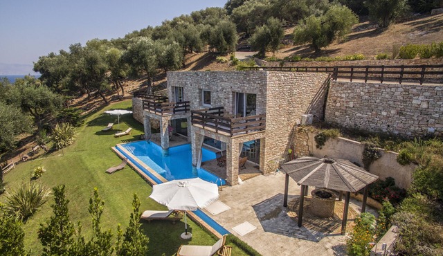 Villa Seashore: Dreamy villa by the sea side with heated pool