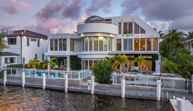 Villa Seminole: Luxurious Waterfront Retreat with Pool, Gym & Hot Tub
