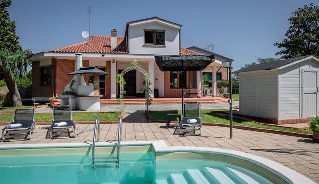 Villa Sequoia with swimming pool and private spa CIR code 00126300139 in Leini