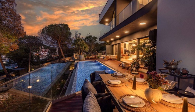 Villa Serenity - Four Bedroom Villa, Sleeps 12