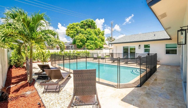 Villa Serenity - Sunny Coastal Themed Retreat Heated Pool BBQ Outdoor Dining