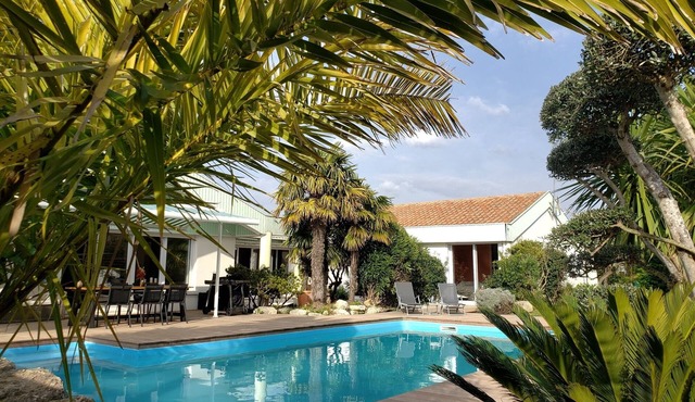 Villa Seychelles, swimming pool, tropical garden, wooden terrace, close to the sea