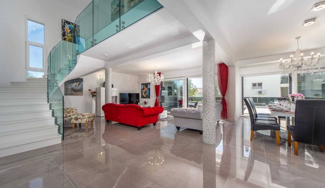 Villa Shaula - Five Bedroom Holiday Home with Pool,Sauna and Gym