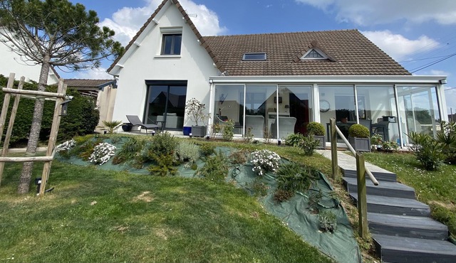 Villa située à 250 m de la plage et 100 m du golf