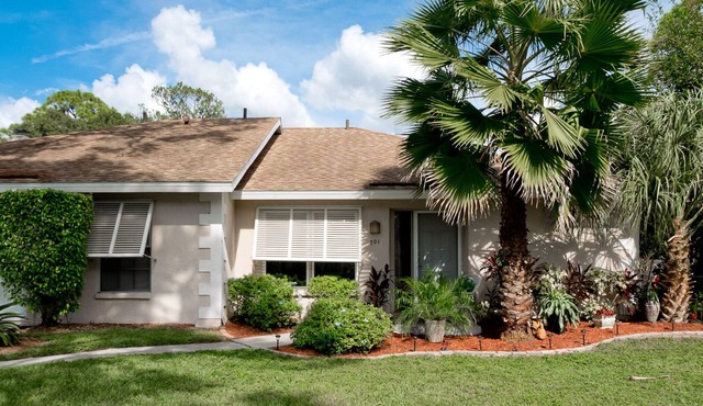 VILLA SIESTA-DOWNTOWN SECRET - HEATED POOL! NEAR BEACHES- GOLFING