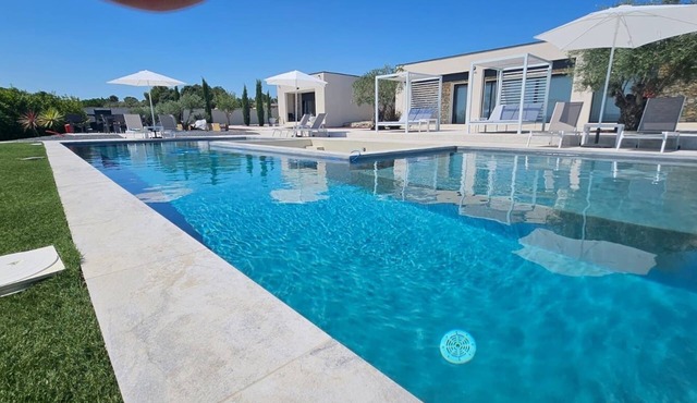 Villa signature pool jacuzzi