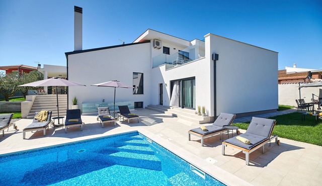 Villa Silver Sky with Pool