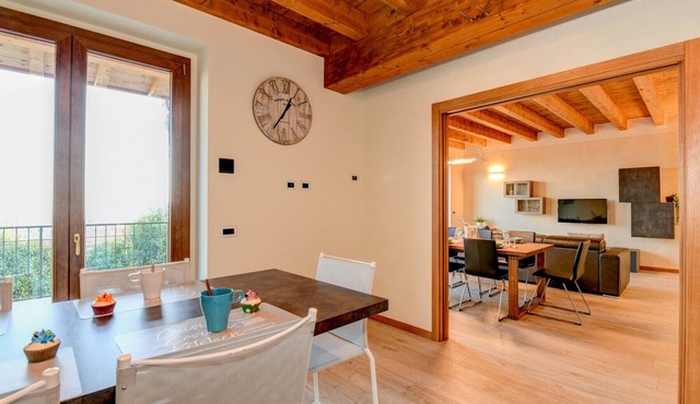 Villa Sinfonia: with 3 bedrooms and lake view