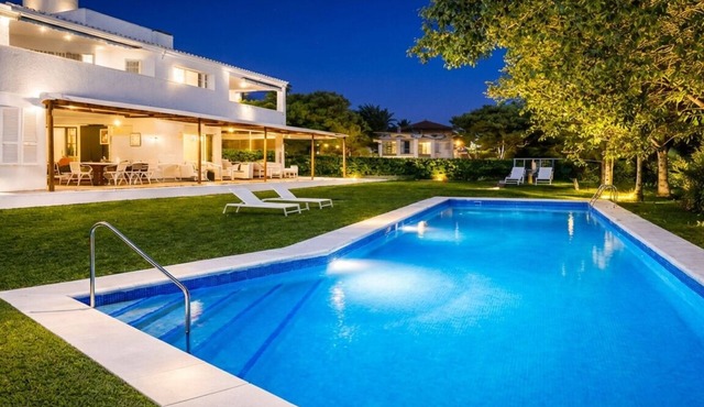 Villa Sitges Abu-Lia 3 min. walk from the beaches. Amaizing Outdoor Area. Luxury