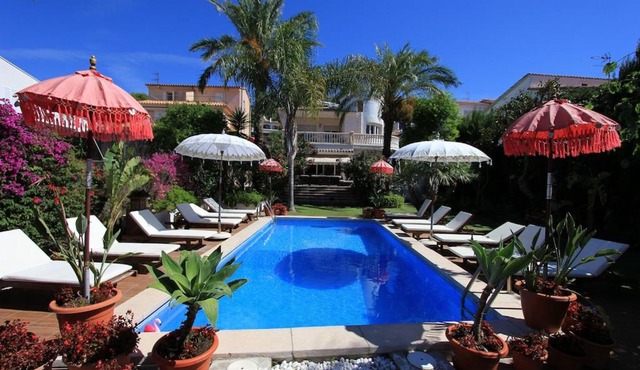 Villa Sitges Palm Garden: 5 minutes walking from beach. Amaizing Garden/Outdoor