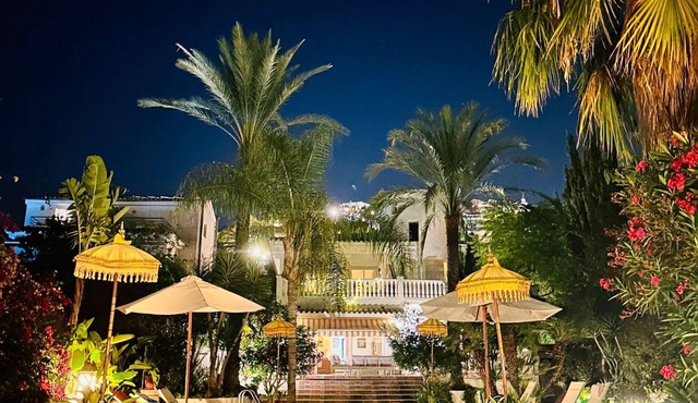 Villa Sitges Palm Garden: 5 min walk from beach with tropical garden and pool