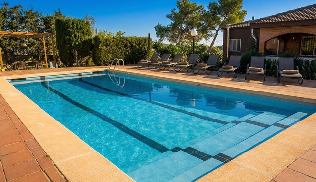 Villa Sitges Soledad 15 minutes drive from Sitges. A/C. XXL swimming pool. 12 p.