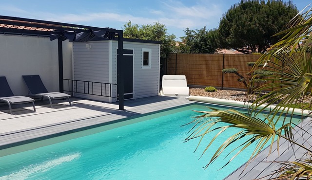 Villa sleeps 7, heated pool (May to September) near beach, town center