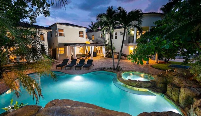 Villa sleeps 18 in Miami Shores with Movie theater/Pool/Jacuzzi