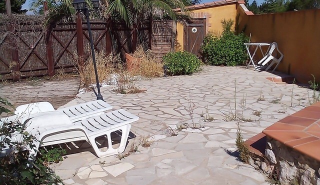 VILLA SLEEPS 5 IN THE COUNTRYSIDE WITH OUTDOOR POOL AND LAND