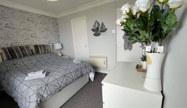 Villa - Sleeps 6 - Pets Ok - Pool - Parking