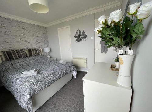 Villa - Sleeps 6 - Pets Ok - Pool - Parking