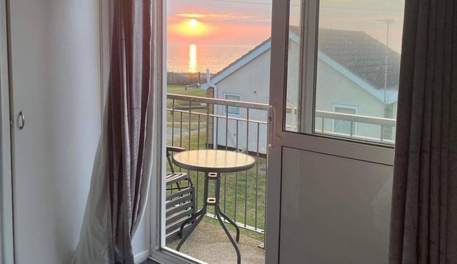 Villa - Sleeps 6 - Pets Ok - Pool - Parking