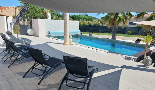 Villa sleeps 6, private heated pool. Close to Montpellier and its beaches.