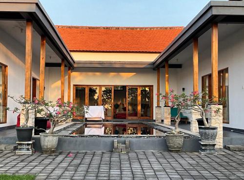 Villa - Sleeps 6 - Private pool - Parking