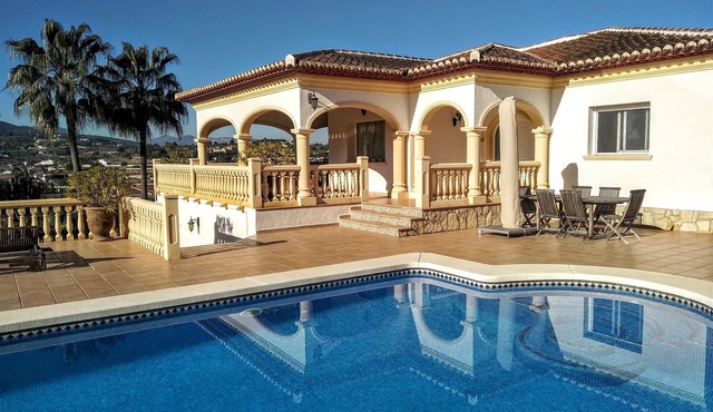 Villa - Sleeps 7 - Pool - Parking