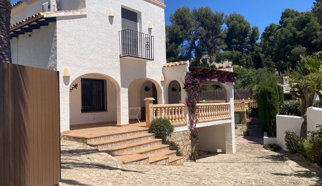Villa, sleeps 8, private pool, 4 min stroll to sandy El Portet beach.