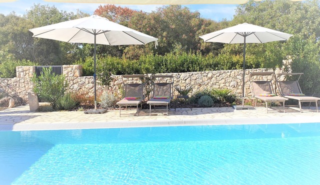 Villa Sloboda - Holiday apartment with pool near the sea
