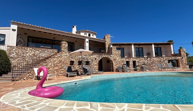 Villa 'Sobre Las Rocas' with Sea View, Pool, and Close to the Beach