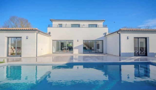 Villa Solis Heated Pool AC Sleeps 18