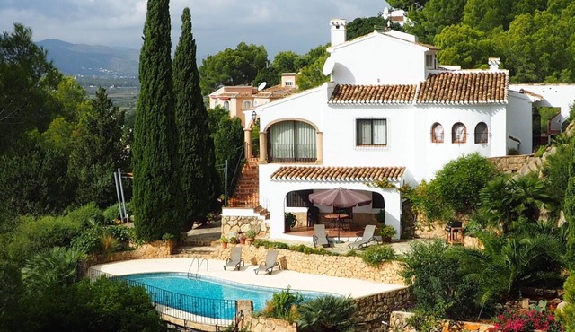 Villa Sol y Luna, set in beautiful surroundings with wonderful views, sleeps 4