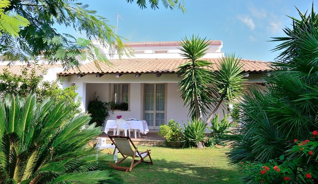 VILLA SOLE WITH DIRECT ACCESS TO THE FINISH SAND BEACH AND THE SEA in ISPICA