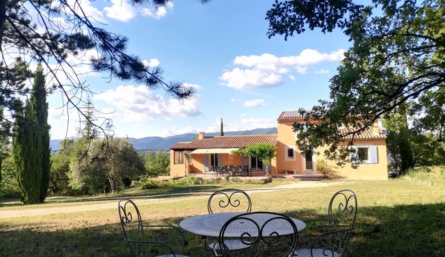 Villa Soleyanou detached house, quiet, dominant view in the countryside in Saignon