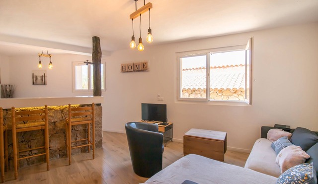 Villa 'Solsticia' with Wi-Fi and Air Conditioning