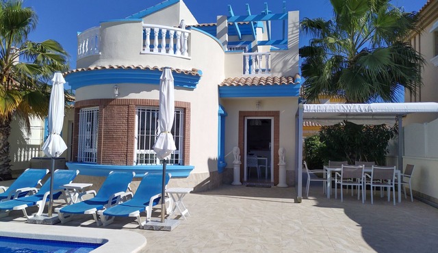 Villa south facing-Private heated pool-Beach-English TV-2 King size-Wi-Fi