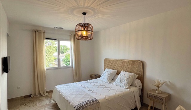 Villa Sous l'Olivier de Provence. Modern, family-friendly, and close to Avignon.