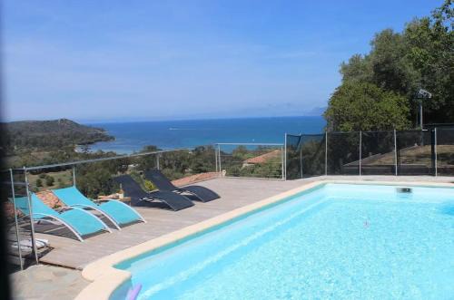 Villa spacieuse à Saint-Florent avec piscine
