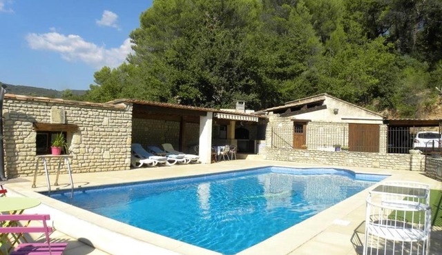 Villa spacieuse à Lioux avec piscine privée et vue montagne