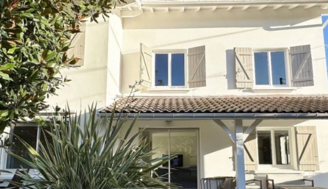 Villa Spacieuse 200m2 Offrant Calme Fraîcheur Séparée du lac par la Pinède