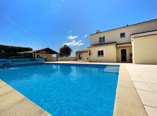 villa spacieuse avec piscine, jacuzzi