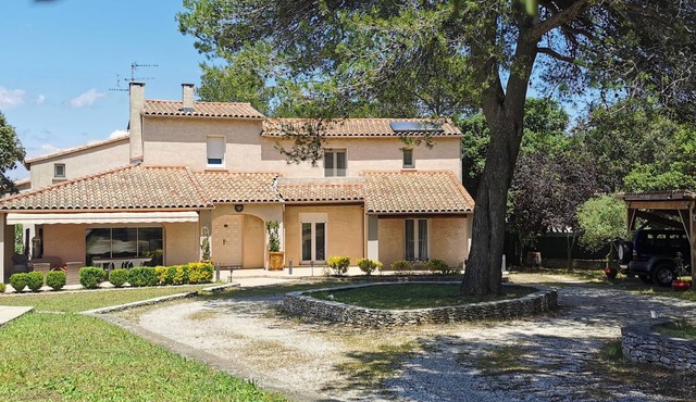 Villa Spacieuse, Avec Piscine, AU Calme DES Garrigues Nîmoises.