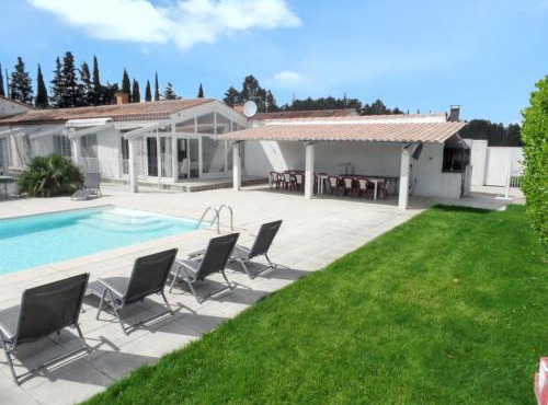 Villa spacieuse et élégante à Meynes avec piscine privée