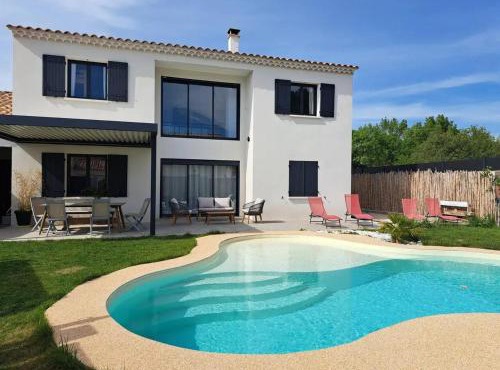 Villa spacieuse et élégante en campagne à Fontvieille offrant sauna