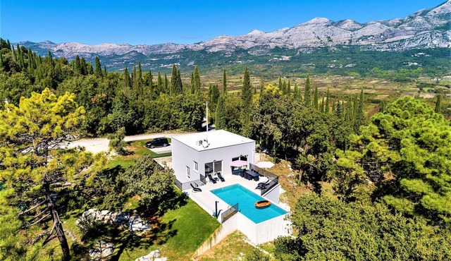 Villa Splendor, new modern 5 bedroom, near Dubrovnik, heated pool with parking