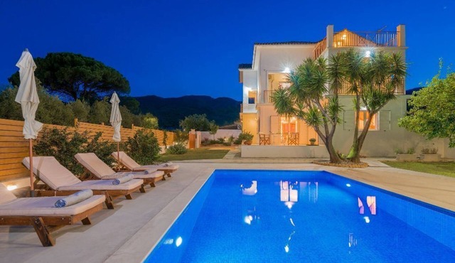 Villa Status with private pool for families and group of friends.