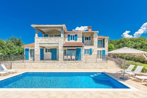 Villa Sterpazzi near Poreč with heated private pool, sea view, jacuzzi and sauna