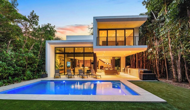 Villa Strata: Modern 5 BED +POOL, minutes from The Grove, Brickell & Downtown