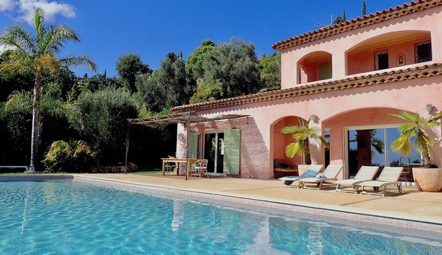 Villa Strelitzia HUGE POOL 14x5m Walk to Town